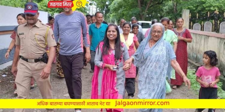 आजीबाईंची आयुक्तांकडे जिव्हाळ्याची मागणी ; माय मह्या रस्ता बनवून दे !