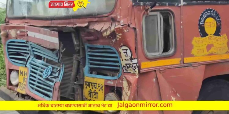जळगाव महामार्गावर बस व ट्रकचा अपघात : पाच प्रवासी जखमी !