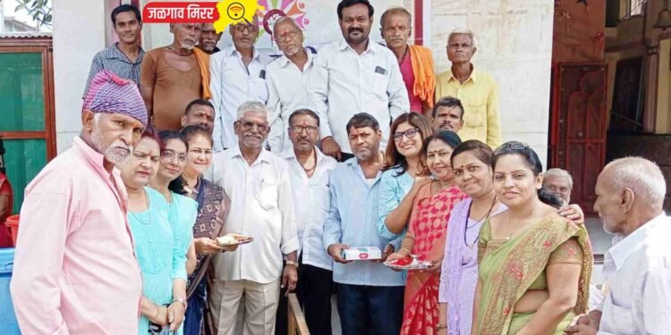 जळगावात कष्टकरी हमाल बांधवांसोबत रक्षाबंधन साजरे