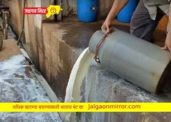 जिल्ह्याच्या गटारीत वाहिले हजारो लिटर दुध ; वाचा कुठे घडली घटना !
