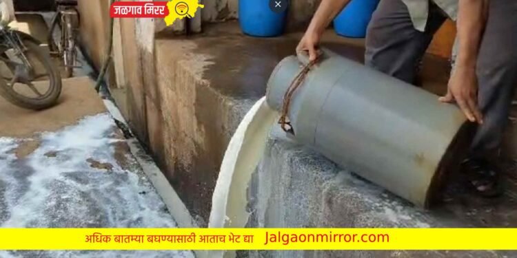 जिल्ह्याच्या गटारीत वाहिले हजारो लिटर दुध ; वाचा कुठे घडली घटना !
