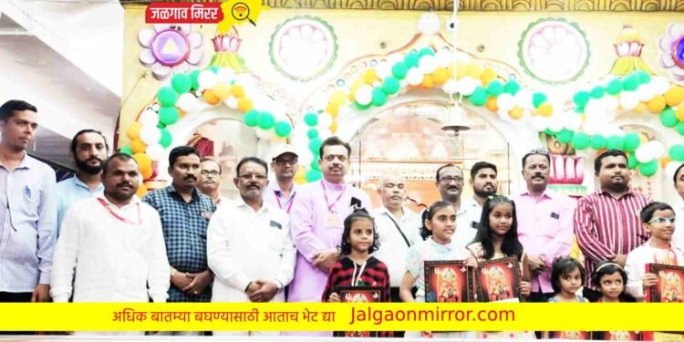 गितगायन स्पर्धेतील विजेत्या विद्यार्थ्यांना बक्षीस वाटप