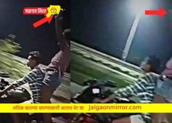 दुचाकीवर स्टंट करीत मुलगी फिरवत होती पिस्तूल अन पोलिसांनी आणले सत्य बाहेर !