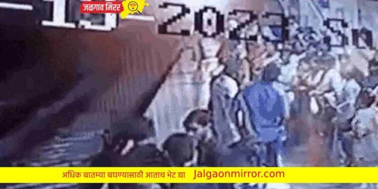 रेल्वे स्थानकावर रात्रीचा थरार ; तरुणाला चापट मारताच घडले ते भयंकर !