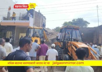 ब्रेकिंग : जळगावात जीर्ण इमारत कोसळली अन महिला अडकली घरात !