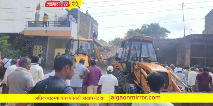 ब्रेकिंग : जळगावात जीर्ण इमारत कोसळली अन महिला अडकली घरात !