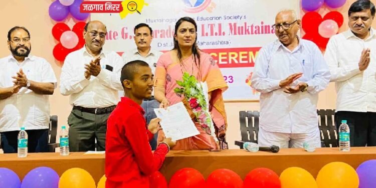 नोकरी करणारे नोकरदार न होता नोकरी देणारे उद्योजक व्हा, ॲड.रोहिणी खडसे !