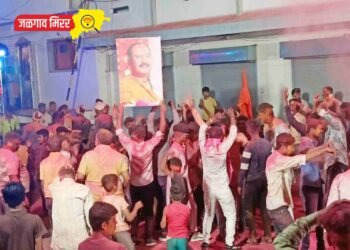 अमळनेरच्या विसर्जन मिरवणुकीत झळकले पंडित मिश्राजींचे पोस्टर !
