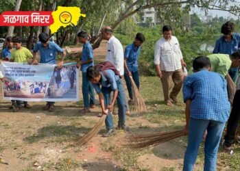 मेहरुण तलाव परिसराची नेहरू युवा केंद्राच्या श्रमदानातून स्वच्छता
