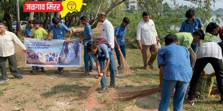 मेहरुण तलाव परिसराची नेहरू युवा केंद्राच्या श्रमदानातून स्वच्छता