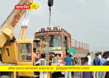 धुळे-सुरत महामार्गावर ट्रक व दुचाकीचा भीषण अपघात : दोन ठार तर एक जखमी !