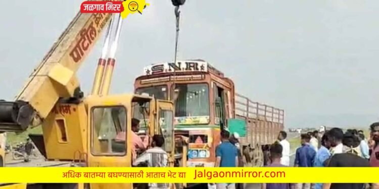 धुळे-सुरत महामार्गावर ट्रक व दुचाकीचा भीषण अपघात : दोन ठार तर एक जखमी !