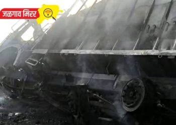 महामार्गावर अपघात झाल्यावर ट्रकच्या टायरने घेतला पेट