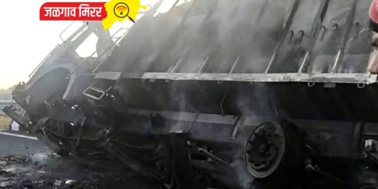 महामार्गावर अपघात झाल्यावर ट्रकच्या टायरने घेतला पेट