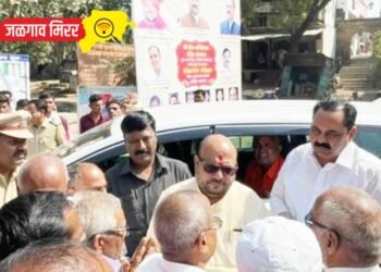 अमळनेरात दोन मंत्र्यांना शेतकरी भिडले !