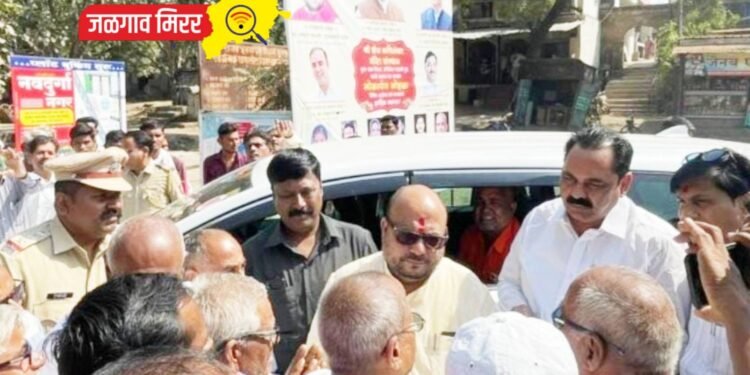 अमळनेरात दोन मंत्र्यांना शेतकरी भिडले !