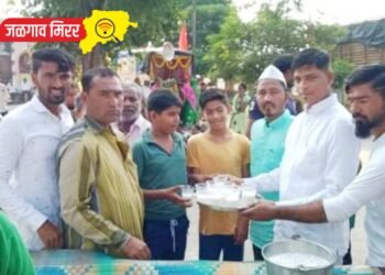 पायी जाणाऱ्या भाविक भक्तांना अमळनेरात महाप्रसादाचे वाटप !