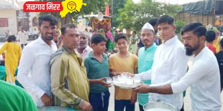 पायी जाणाऱ्या भाविक भक्तांना अमळनेरात महाप्रसादाचे वाटप !