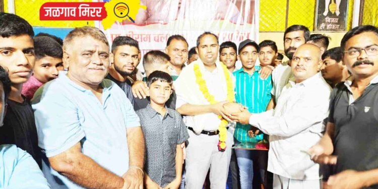 चाळीसगाव तालुक्यातील कुस्तीप्रेमींना आ.मंगेश चव्हाण यांची भेट !