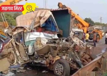 कारचा चक्काचूर : ५ वर्षाच्या मुलीसह ७ जणांचा दुर्देवी मृत्यू