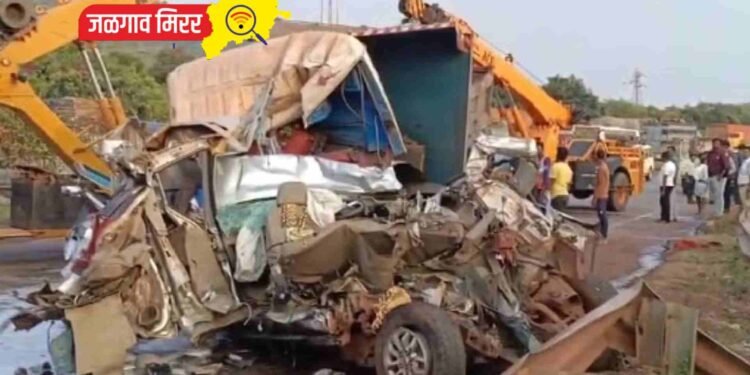 कारचा चक्काचूर : ५ वर्षाच्या मुलीसह ७ जणांचा दुर्देवी मृत्यू