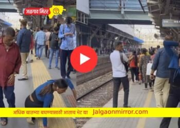 रेल्वे स्थानकावर अचानक तरुणी लागली नाचायला अन काकांना शॉकच बसला !