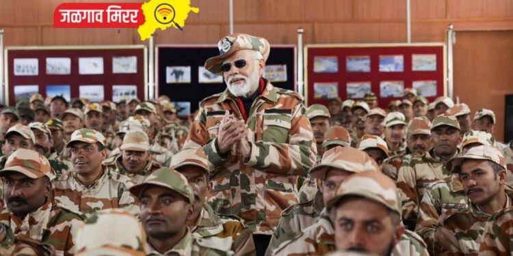 लष्कराच्या जवानांसोबत पंतप्रधान मोदींनी साजरी केली दिवाळी !