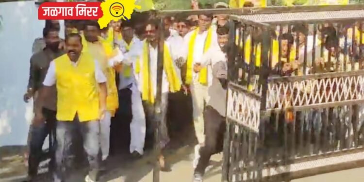 धनगर समाजाच्या मोर्चाला वेगळे वळन : जिल्हाधिकारी कार्यालयावर दगडफेक !