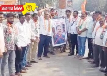 अमळनेरात आ.खडसेंच्या पोस्टरला मारले कार्यकर्त्यांनी जोडे !