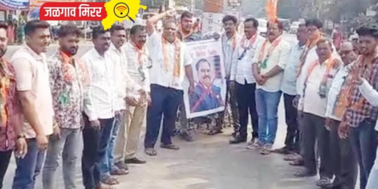 अमळनेरात आ.खडसेंच्या पोस्टरला मारले कार्यकर्त्यांनी जोडे !