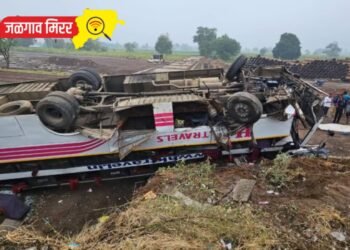 चाळीसगाव : चालकाचे बसवरील नियंत्रण सुटल्याने बस पलटी !