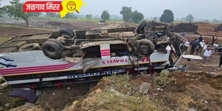 चाळीसगाव : चालकाचे बसवरील नियंत्रण सुटल्याने बस पलटी !