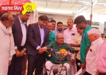 मंत्री गुलाबरावानी स्वतः इलेक्ट्रिक तीनचाकी सायकल चालवत दाखविला डेमो