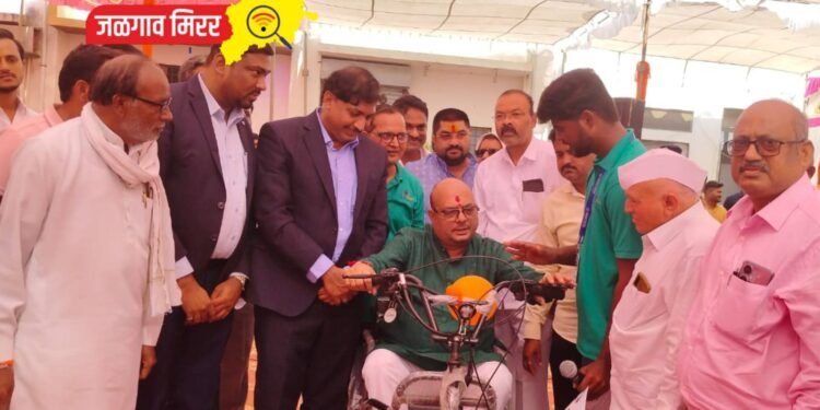मंत्री गुलाबरावानी स्वतः इलेक्ट्रिक तीनचाकी सायकल चालवत दाखविला डेमो