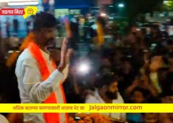 जेसीबीतून फुलांची उधळण करीत जळगावात मनोज जरांगे पाटलांचे जंगी स्वागत !