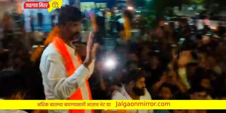 जेसीबीतून फुलांची उधळण करीत जळगावात मनोज जरांगे पाटलांचे जंगी स्वागत !