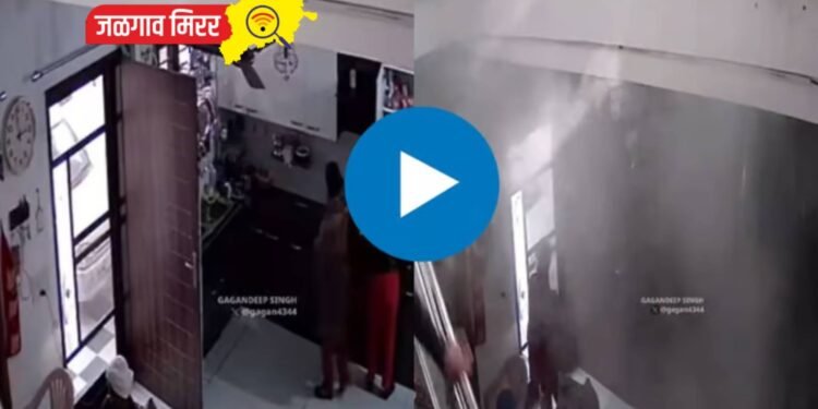 स्वयंपाकगृहात अचानक झाला कुकरचा स्फोट : थरारक व्हिडीओ व्हायरल !
