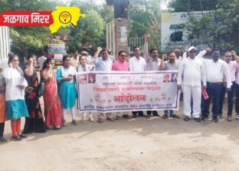 कोरोना योद्धाना सरकारने सोडले वाऱ्यावर : जिल्हाधिकारी कार्यालयाबाहेर आंदोलन !