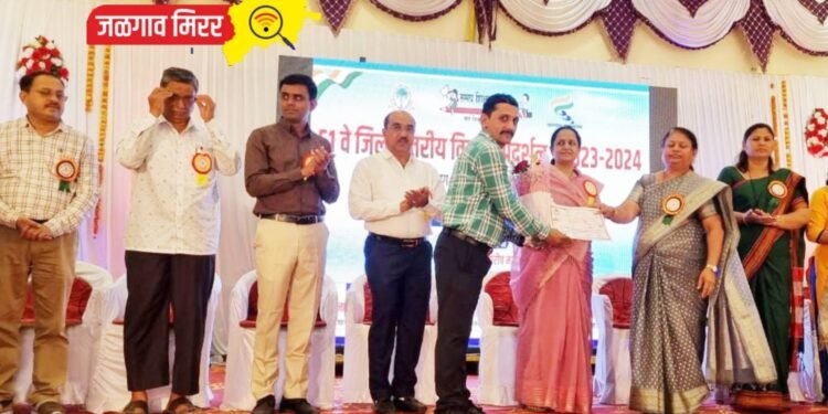 नगराध्यक्षा महाजनांच्या हस्ते प्रा.सुमित काबरे यांचा सत्कार