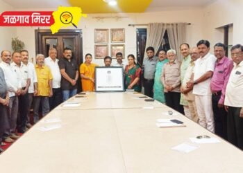 बोधचिन्हातून विद्रोह करत उसळणारा हात जणू क्रांतीचा मोठा बाण !