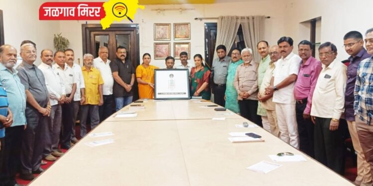 बोधचिन्हातून विद्रोह करत उसळणारा हात जणू क्रांतीचा मोठा बाण !