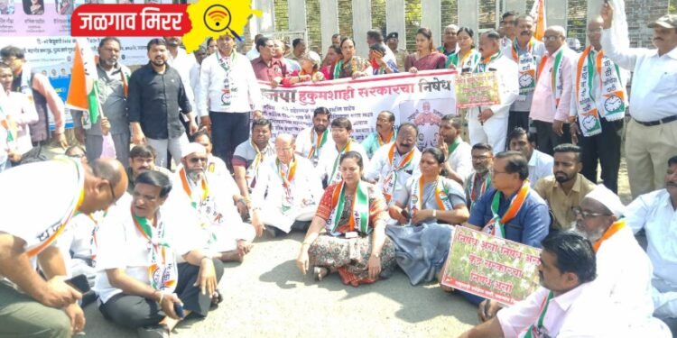 सरकार हमसे डरती है ईडिको आगे करती है : जळगावात राष्ट्रवादीचा रास्ता रोको आंदोलन !