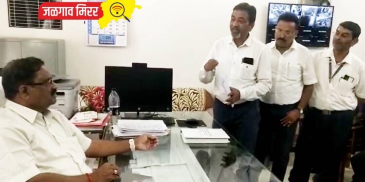 महापालिका अभियंत्याला मारहाण : जिल्हाधिकारी कार्यालयाबाहेर आंदोलन