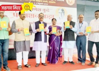 प्रा.डॉ.प्रभाकर जोशी लिखित विचार ग्रंथाचे संमेलनाध्यक्षांच्या शुभ हस्ते प्रकाशन