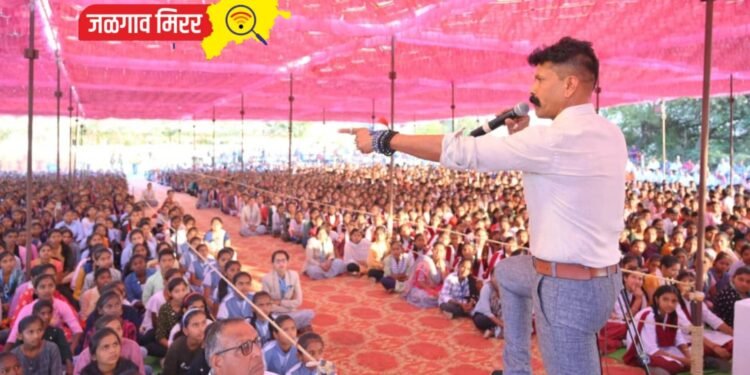 चारित्र्यवान माणूस घडण्यासाठी आई – वडिलांचे कष्ट स्मरावे – प्रा. वसंत हंकारे