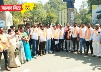 राज्य सरकारचा जळगावात ठाकरे गटाने केला निषेध