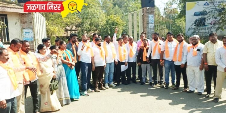 राज्य सरकारचा जळगावात ठाकरे गटाने केला निषेध