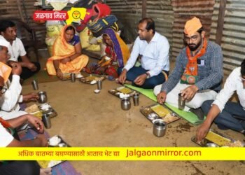 लाभार्थ्याच्या घरी जेवण, शेकोटी पेटवून ग्रामस्थांशी संवाद !