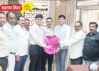 जिल्हा बँकेला अविनाश पाटील यांनी दिली भेट