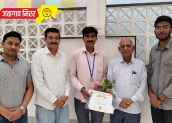 प्रा.पुरुषोत्तम घाटोळ यांना बेस्ट पोट्रेट पुरस्कार प्राप्त